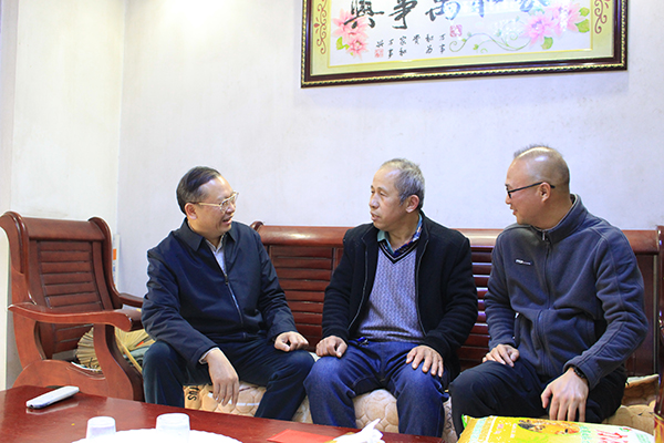 黄宏伟副局长(左一)与退休职工亲切交谈.jpg