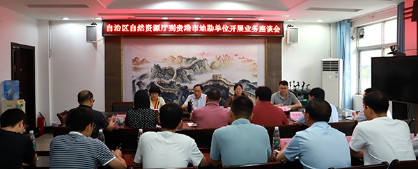 座谈会上 (罗福余摄).jpg