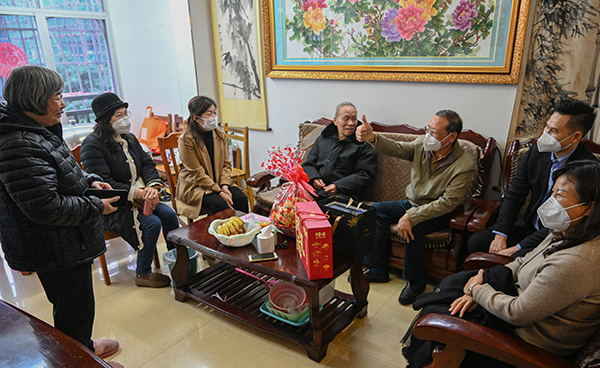 局领导到白莲洞基地慰问现场1(农江 摄).jpg