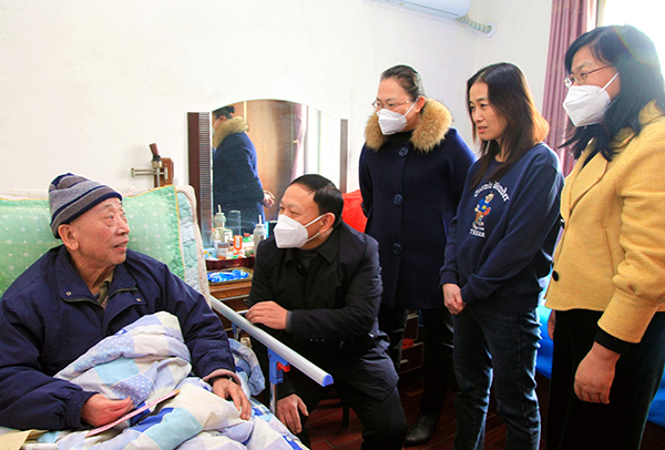 1.看望慰问困难职工李济民(李春艳 摄).jpg