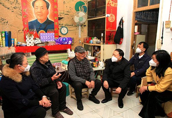 2.看望慰问困难职工阮元宣及其家属(李春艳 摄).jpg