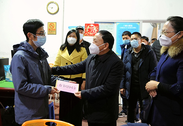 3.看望慰问优秀职工龙光海(杜小品 摄).jpg