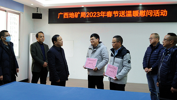 4.看望慰问困难职工覃初礼、李兆谊(杜小品 摄).jpg