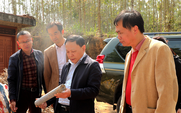 2.唐善茂查看岩芯情况(苏世峰 摄).jpg