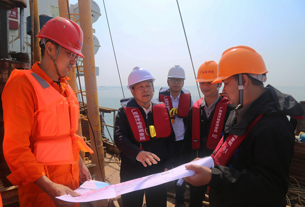 1.唐善茂(左二)在海上了解项目进展情况(苏世峰 摄).jpg