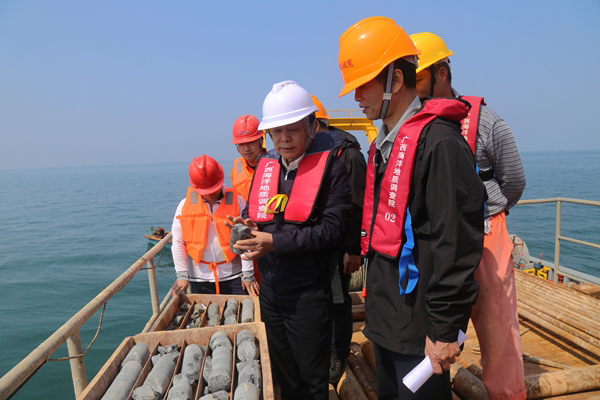 2.唐善茂(右三)在海船上查看岩芯(苏世峰 摄).jpg