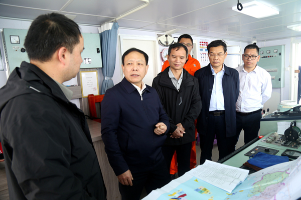 3.唐善茂(左二)对做好海洋地质工作提出工作要求(苏世峰 摄).jpg