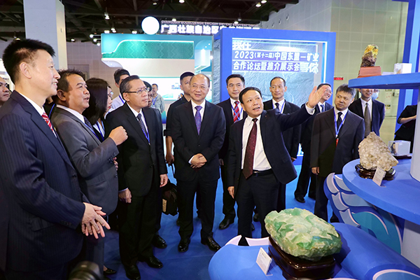 3.局党组书记、局长唐善茂(前排右一)为出席开幕式的领导介绍“开业之石”(杜小品 摄).jpg