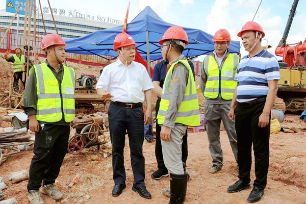 1.唐善茂(左二)详细了解项目建设进展情况(杜小品 摄)_副本.jpg