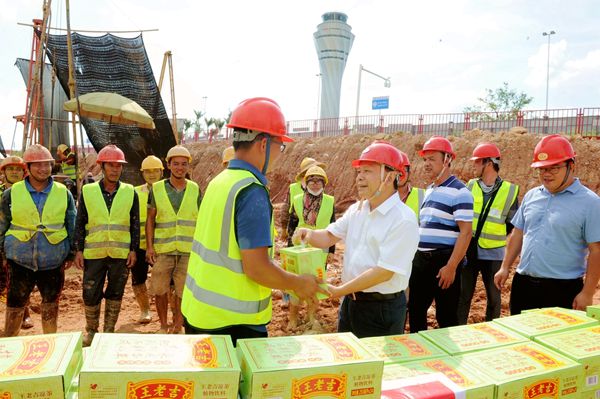 2.唐善茂(前排左二)把清凉饮品送到一线建设者手中(杜小品 摄)_副本.jpg