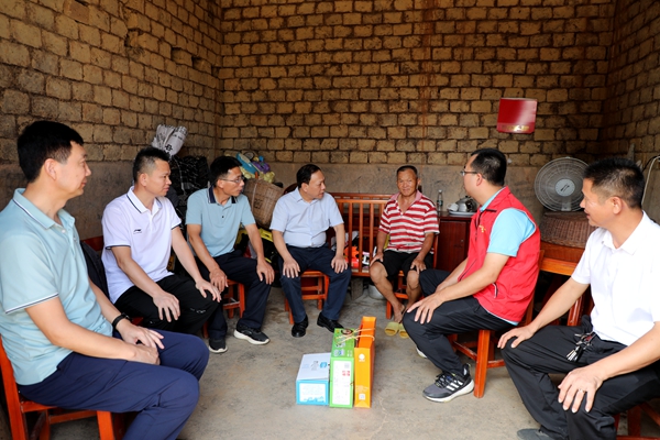唐善茂(左四)到定点帮扶村入户帮扶1.jpg
