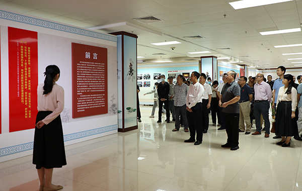 我局组织党员干部参观清廉机关建设长廊.jpg