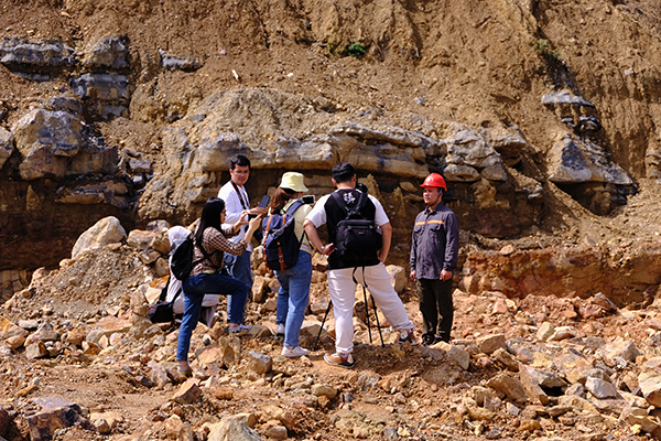 宣传思想文化工作者围观学习采访录像 黎仲燕摄.jpg