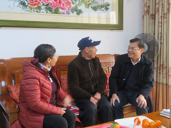 与退休党员话家常(邓依婧 摄).jpg
