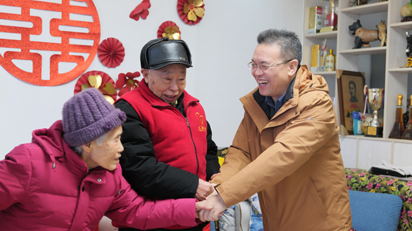 2、徐初来(右一)为谭炳臻及家人送上节日的祝福(杨晓 摄).jpg
