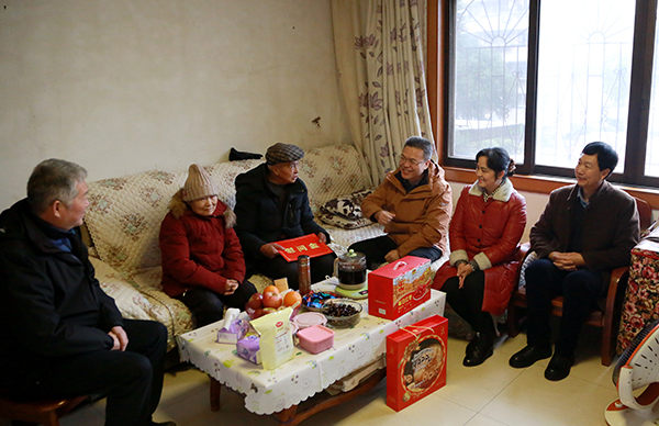 徐初来(右四)走访慰问困难职工(李沫宏 摄).jpg