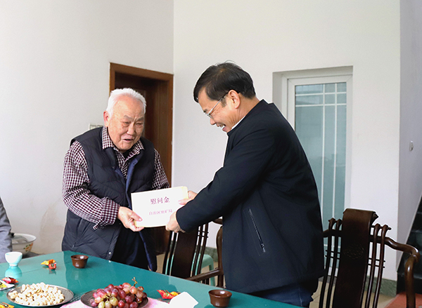 图为慰问享受国务院政府特殊津贴老同志蒋健民现场2 黄祖心摄.jpg