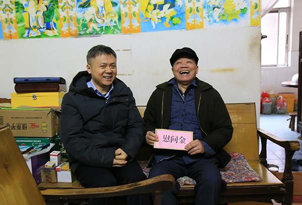 黎四龙(左一)慰问淡村基地退休困难党员(黄克宁摄).jpg