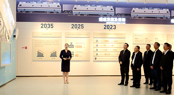 参观西部陆海新通道北部湾港展厅(杜小品 摄).jpg