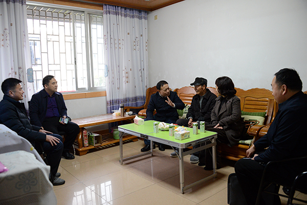 唐善茂(左三)与困难退休职工亲切交谈(杜小品 摄).jpg