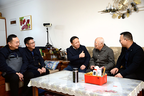 唐善茂(中)与离休干部孙国忱亲切交谈(杜小品 摄).jpg