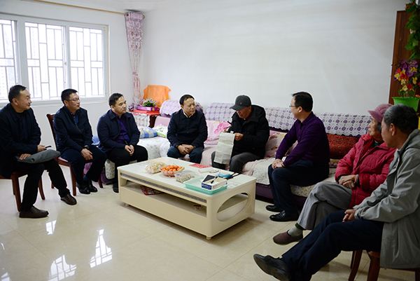 唐善茂(左四)认真倾听唐怀禹真情讲述(杜小品 摄).jpg