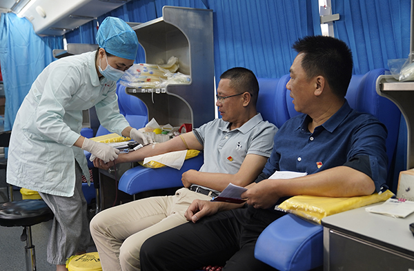 地建测的志愿者在献血车上献血(张政 摄).jpg