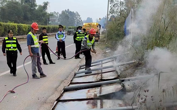 工作人员正在拆除违规设置的非公路标志牌(黄永帮 摄).jpg