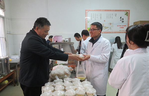 给一线职工送上暖心汤圆(邓依婧 摄).jpg