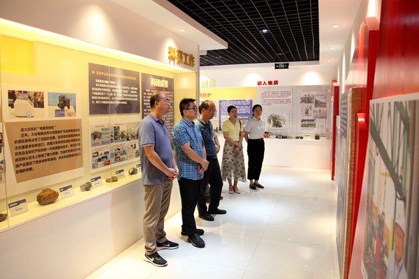 1.参观黄大年同志事迹展馆(周寿海摄)_副本.jpg