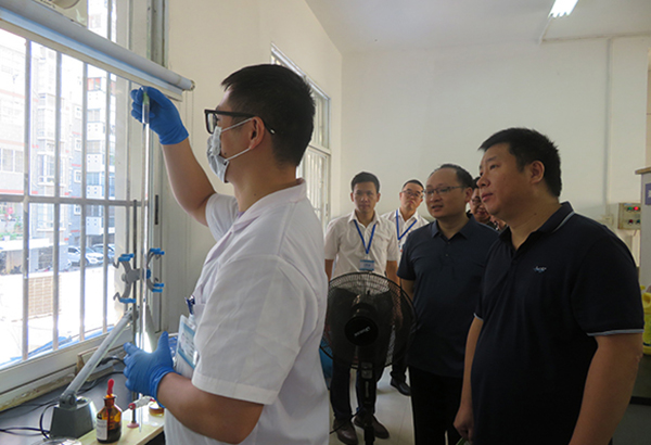 现场检查(李影娜 摄).jpg