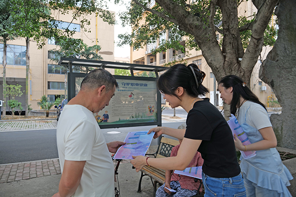 发放网络安全知识宣传册(杨晓 摄).jpg